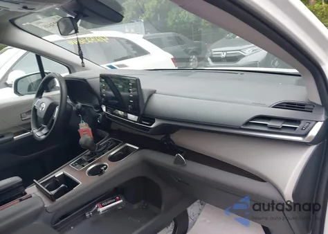 2021 Toyota Sienna Le z USA, uszkodzony, nr VIN 5TDKRKECXMS059444